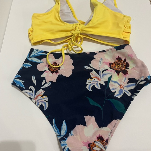 Bikini - Picture 3 of 4